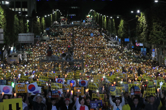 검찰개혁을 향한 촛불 행렬      (서울=연합뉴스) 임화영 기자 = 5일 오후 서울 서초구 서초역 사거리에서 열린 '제8차 검찰개혁 촛불 문화제'에서 참석자들이 휴대폰 플래쉬를 비추는 퍼포먼스를 하고 있다. 2019.10.5       hwayoung7@yna.co.kr  (끝)